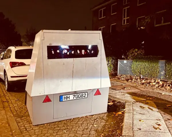 Mobile Blitzer-Anhänger mit Kennzeichen HH 70082 am Straßenrand. Vorsicht, hier drohen hohe Blitzer Kosten!