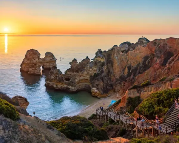 Zachód słońca nad skalistym wybrzeżem Algarve. Portugalia, jakie morze? To Atlantyk, który tworzy tu malownicze zatoczki i łuki skalne.