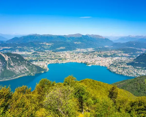 Panoramica mozzafiato del lago e della città, un vero balcone d'Italia in moto, con montagne sullo sfondo.