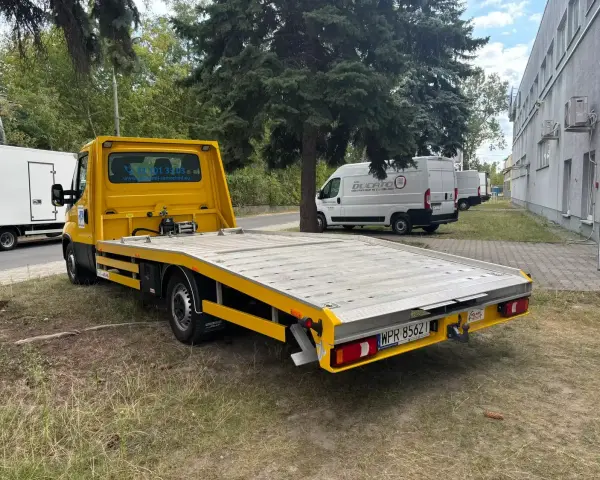 Żółta autolaweta gotowa do pracy. Chcesz wiedzieć, jak zdobyć zlecenia na autolawetę? Ten pojazd to Twój pierwszy krok do sukcesu.