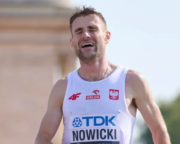 Adam Nowicki, polski lekkoatleta, z wyrazem triumfu na twarzy po udanym biegu.