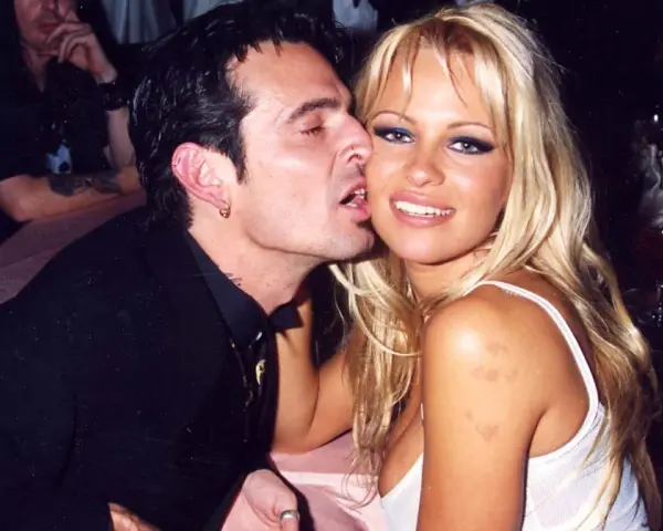 Tommy Lee całuje w policzek Pamelę Anderson.