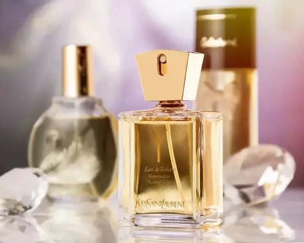 Złoty flakon perfum Yves Saint Laurent. Gdy się skończą, zastanawiasz się, gdzie wyrzucić flakon po perfumach.
