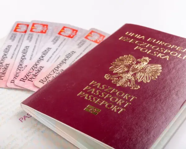 Polski paszport i kilka dowodów osobistych. Czy do Niemiec potrzebny jest paszport? Tak, jeśli nie podróżujesz na dowód.