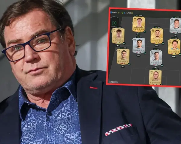 Mężczyzna w okularach patrzy na ekran z wirtualną drużyną piłkarską, sugerując dyskusję o powołania do kadry.