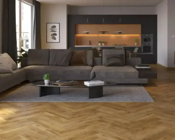 Nowoczesny salon z szarą kanapą i czarną ścianą w tle. Drewniana podłoga w jodełkę dodaje ciepła.