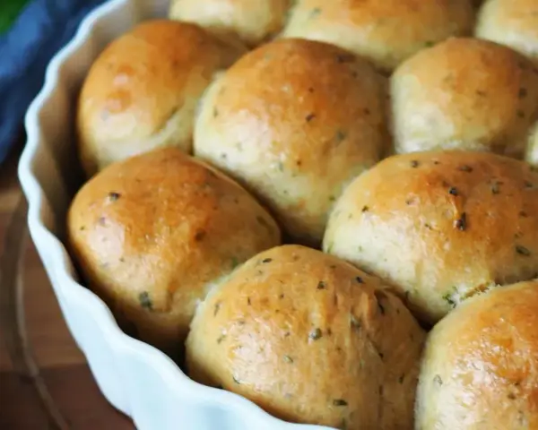 Frisch gebackene, goldbraune Brötchen mit Kräutern, bereit zum Genießen. Ein perfektes kleines Brot backen für jeden Anlass.