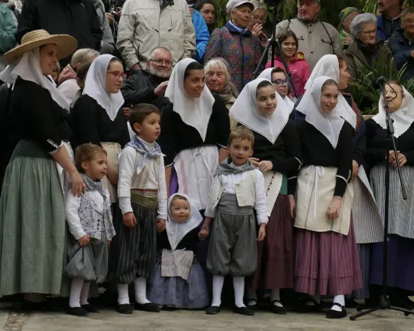 Dzieci w tradycyjnych strojach, jakby z obrazka "co przywieźć z Majorki".