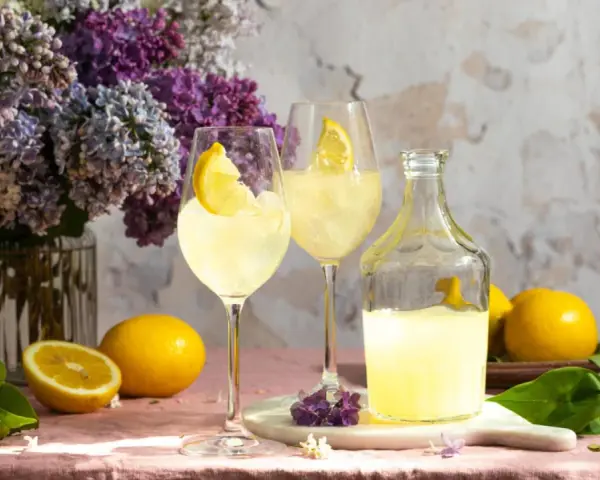 Erfrischender Limoncello mit frischen Zitronen, Eis und einem Hauch von Flieder. Die perfekten Zutaten für einen Sommerabend.