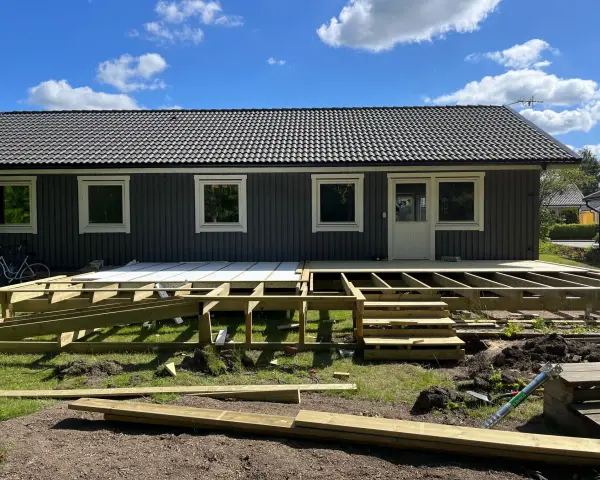 Ny altan byggs med tryckimpregnerat altan virke. Grunden är på plats, trappan tar form.