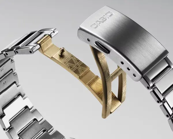Dwa rodzaje bransolet w zegarkach: metalowa z grawerem i srebrna z logo Casio.