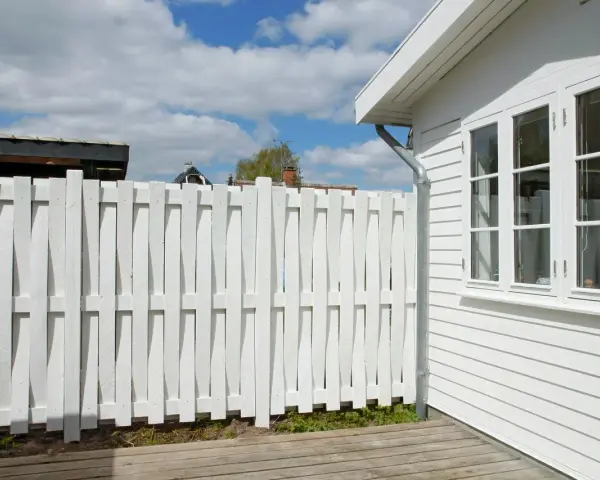 En vit plank som är nyligen byggd, med ett modernt utseende.