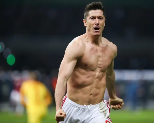 Robert Lewandowski, znany z imponującego wzrostu i sylwetki, świętuje bramkę.