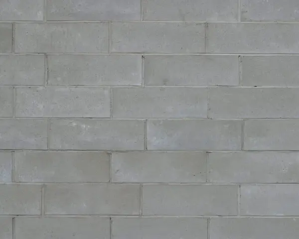Pared de bloques de hormigón gris, lista para pintar y transformar.