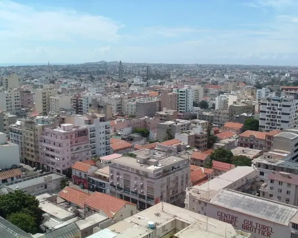 Widok na rozległe senegal miasta z wieloma budynkami i dachami.
