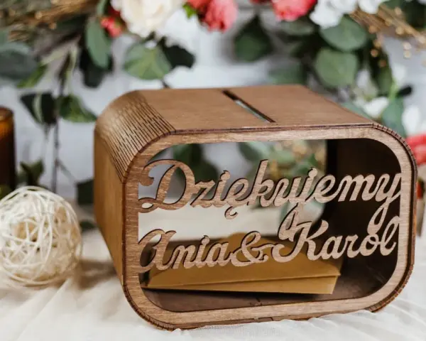 Drewniana skrzynka z napisem "Dziękujemy Ania & Karol" na koperty, idealna na ślub. Jak zapakować zdrapki na ślub? Włóż je do tej uroczej skrzyneczki!
