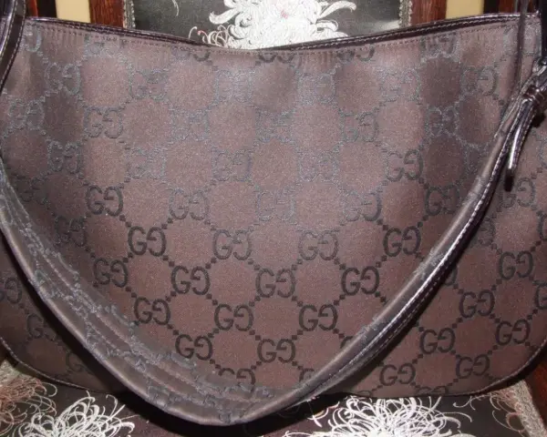 Brązowa torebka Gucci vintage z monogramem GG. Klasyczny dodatek, który nigdy nie wychodzi z mody.