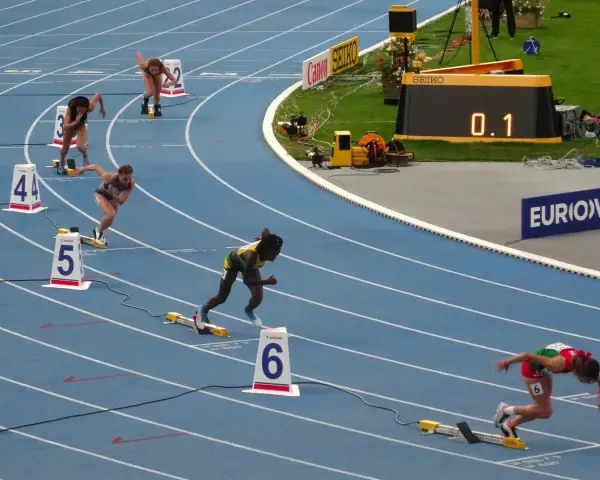 Start biegu na 400 m kobiet. Zawodniczki w blokach startowych, gotowe do rywalizacji.