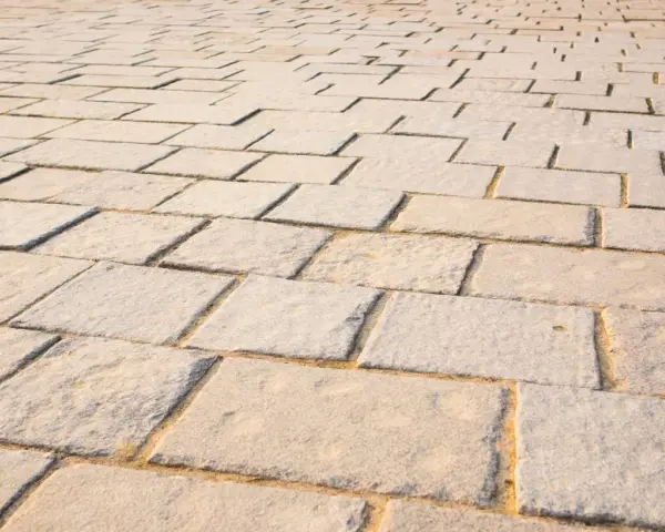 Czym fugować kostkę brukową, aby uniknąć kosztownych błędów?