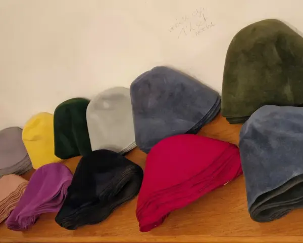 Czapka do sauny: Filc czy Wełna? Która ochroni Cię lepiej?