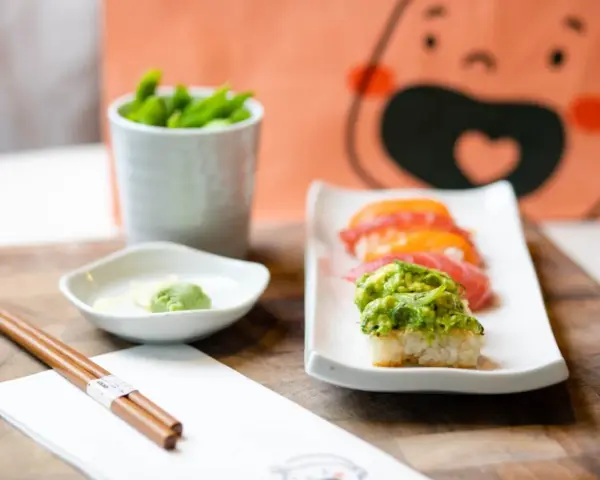Zielone wasabi, z którego robi się wasabi, podane z sushi i edamame.