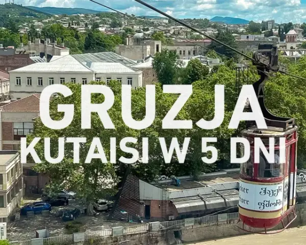 Widok na miasto Kutaisi w Gruzji z kolejki linowej. Napis "GRUZJA KUTAIISI W 5 DNI" na tle zieleni i budynków.