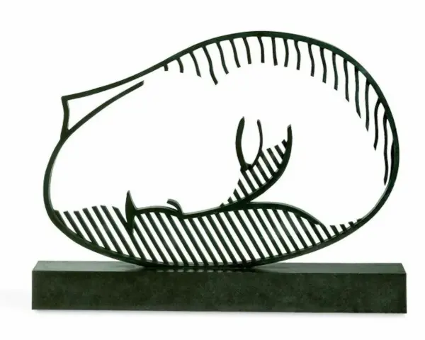 Sculpture stylisée d'une femme allongée, la muse endormie, aux formes épurées et rayées, posée sur un socle sombre.