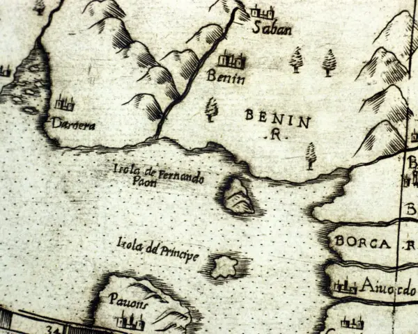 Fragment starej mapy ukazujący wybrzeże z zaznaczonym miastem Benin. Widać góry, rzeki i wyspy, jak Isola de Fernando Paon. Benin dawniej.