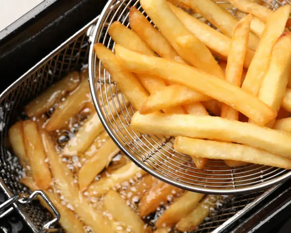 Frytki jak z restauracji? Zrób je w domu! Przepis krok po kroku