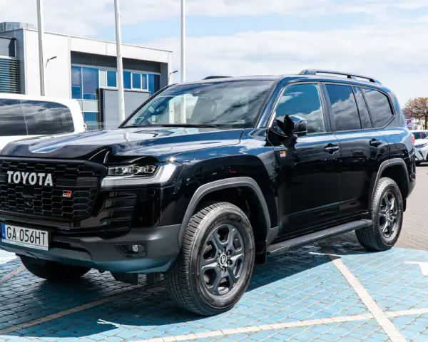 Czarny Toyota Land Cruiser 300 GR Sport z grillem w kształcie plastra miodu i oznaczeniem GR.