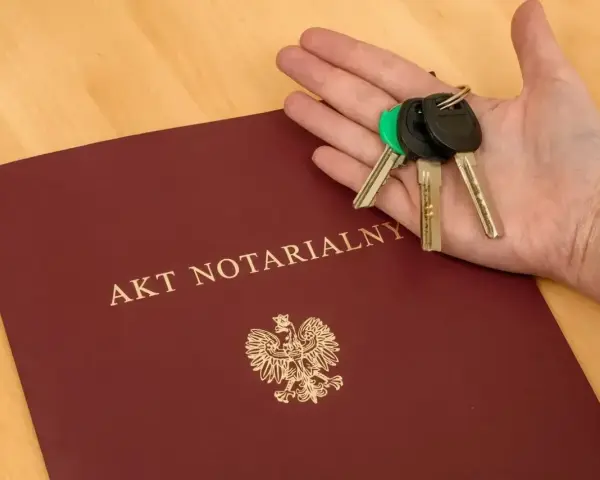 Akt notarialny i klucze na dłoni. Czy u notariusza można płacić kartą? To pytanie często zadawane przy zakupie nieruchomości.