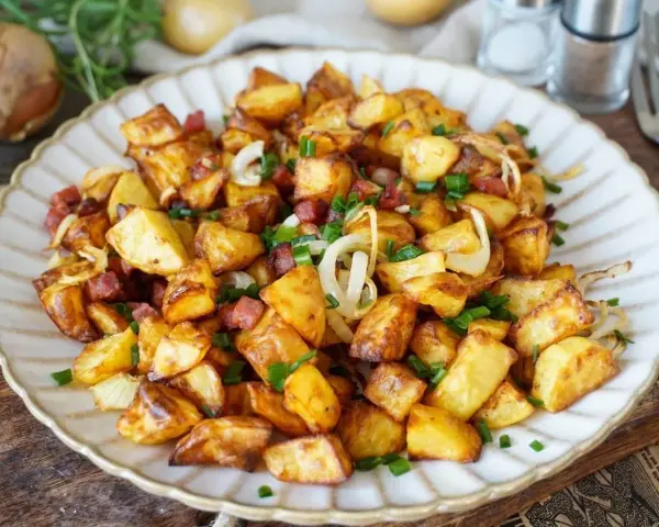 Knusprige Bratkartoffeln mit Speck und Zwiebeln, perfekt aus dem Airfryer. Gekochte Kartoffeln werden so zu einem Genuss.