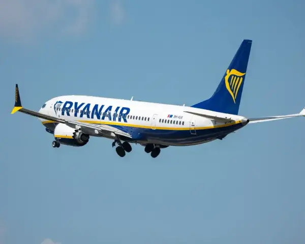 Samolot Ryanair z wysuniętym podwoziem, gotowy do lądowania. Zastanawiasz się, ile ml płynów można zabrać do samolotu?