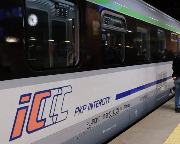 Pociąg PKP Intercity z Rzeszowa do Warszawy czeka na pasażerów.