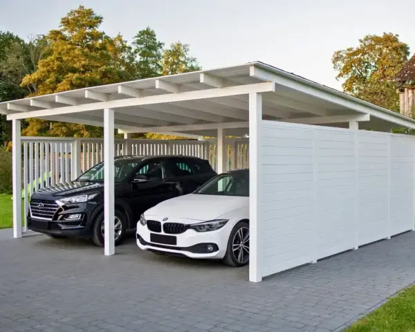 Nowoczesna budowa wiaty chroni dwa samochody: czarnego SUV-a i białe BMW. Elegancka konstrukcja z białymi panelami i dachem.