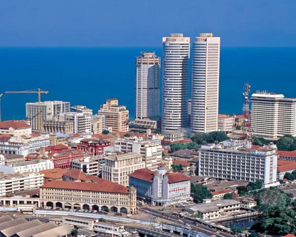Panorama miasta Sri Lanka stolica, z nowoczesnymi wieżowcami i historyczną architekturą nad błękitnym oceanem.