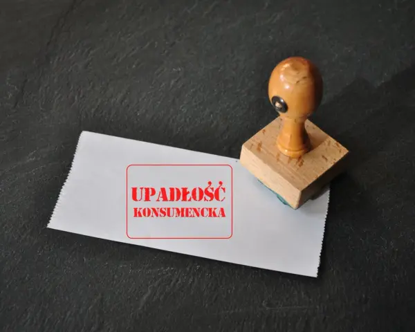 Pieczątka "Upadłość konsumencka" na kopercie. Może to oznaczać trudności ze spłatą wierzycieli, ale też szansę na zwrot podatku po uporządkowaniu finansów.