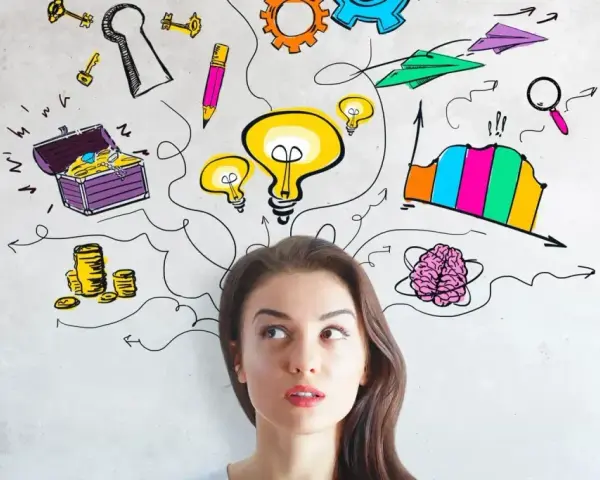 Mujer pensativa con ideas brillantes: bombillas, tesoro, llaves, lápiz, cerebro, gráficos y aviones de papel, todo son cosas para escribir.