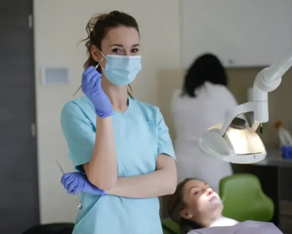 Afta a dentysta: Kiedy wizyta jest bezpieczna, a kiedy czekać?