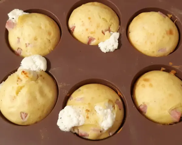 Six egg muffins with ham and cheese, fresh from the oven. A perfect recipe for egg muffins!