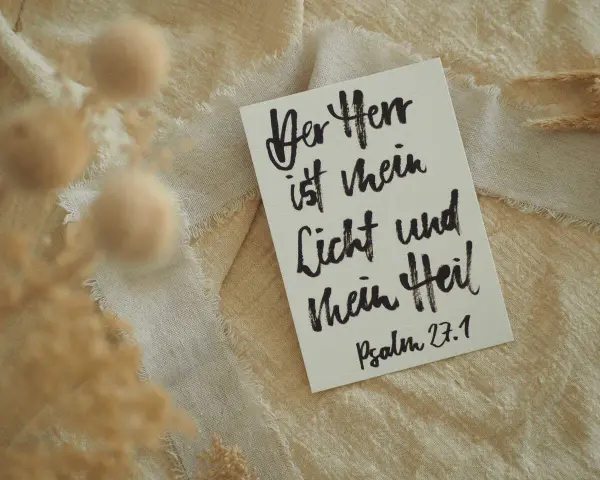 Eine Karte mit handgeschriebener Schrift: "Der Herr ist mein Licht und mein Heil. Psalm 27,1". Ein Zitat aus Psalm 96.