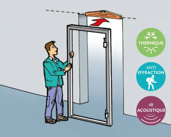 Un homme installe une porte. Le montage ressort ferme-porte assure isolation thermique, anti-effraction et acoustique.