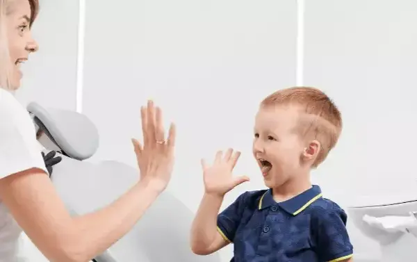 Pierwsza wizyta u dentysty z dzieckiem: Kiedy i jak bez stresu?