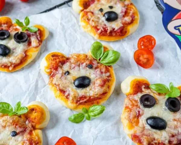 Niedliche mini pizza-Bären mit Oliven und Basilikum.