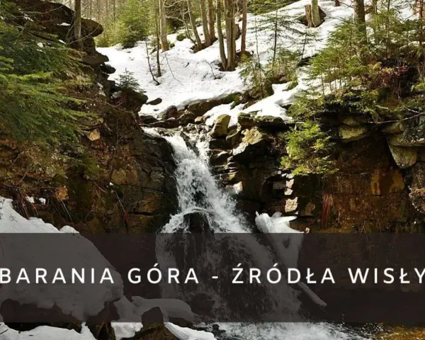 Wodospad na Baraniej Górze, gdzie zaczyna swój bieg Wisła. Śnieg i skały tworzą malowniczy krajobraz.