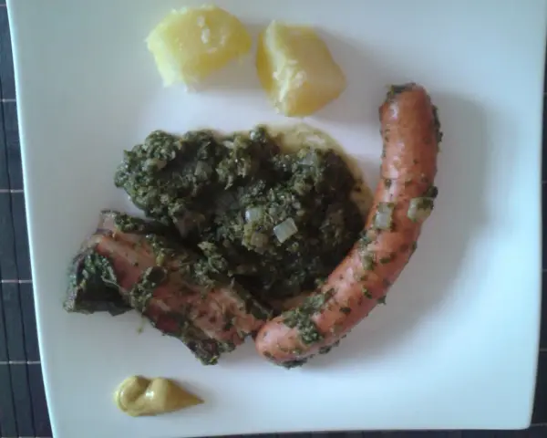 Herzhaftes Gericht mit Grünkohl, Kassler, Wurst und Kartoffeln. Ein klassisches wildkohl rezept für kalte Tage.