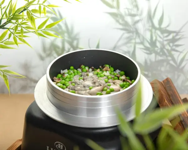 Un plat de riz aux huîtres et petits pois, prêt pour une délicieuse recette.