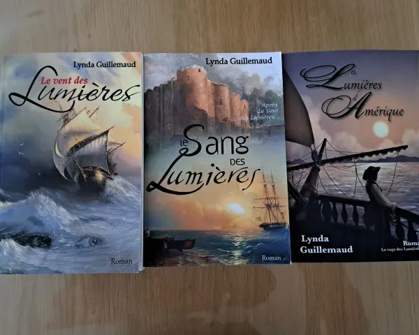 Trois couvertures de roman historique de Lynda Guillemaud : "Le vent des Lumières", "Le Sang des Lumières" et "Les Lumières d'Amérique".
