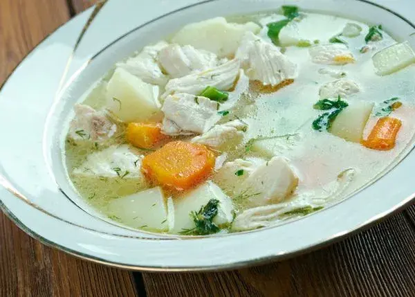 Ile kalorii ma kurczak gotowany w rosole? Zaskakująco niskie wartości!