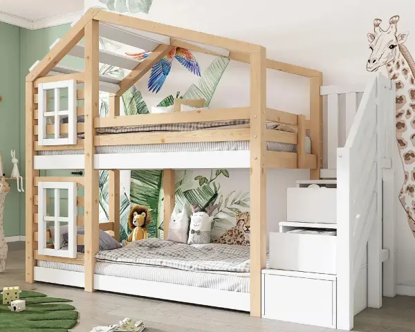 Lit superposé en bois avec un design de maison, décoré de motifs jungle et d'un perroquet. La hauteur du lit superposé est optimisée pour une chambre d'enfant.